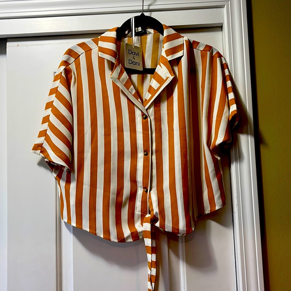 Davi & Dani Size Small Cropped Button Down Top